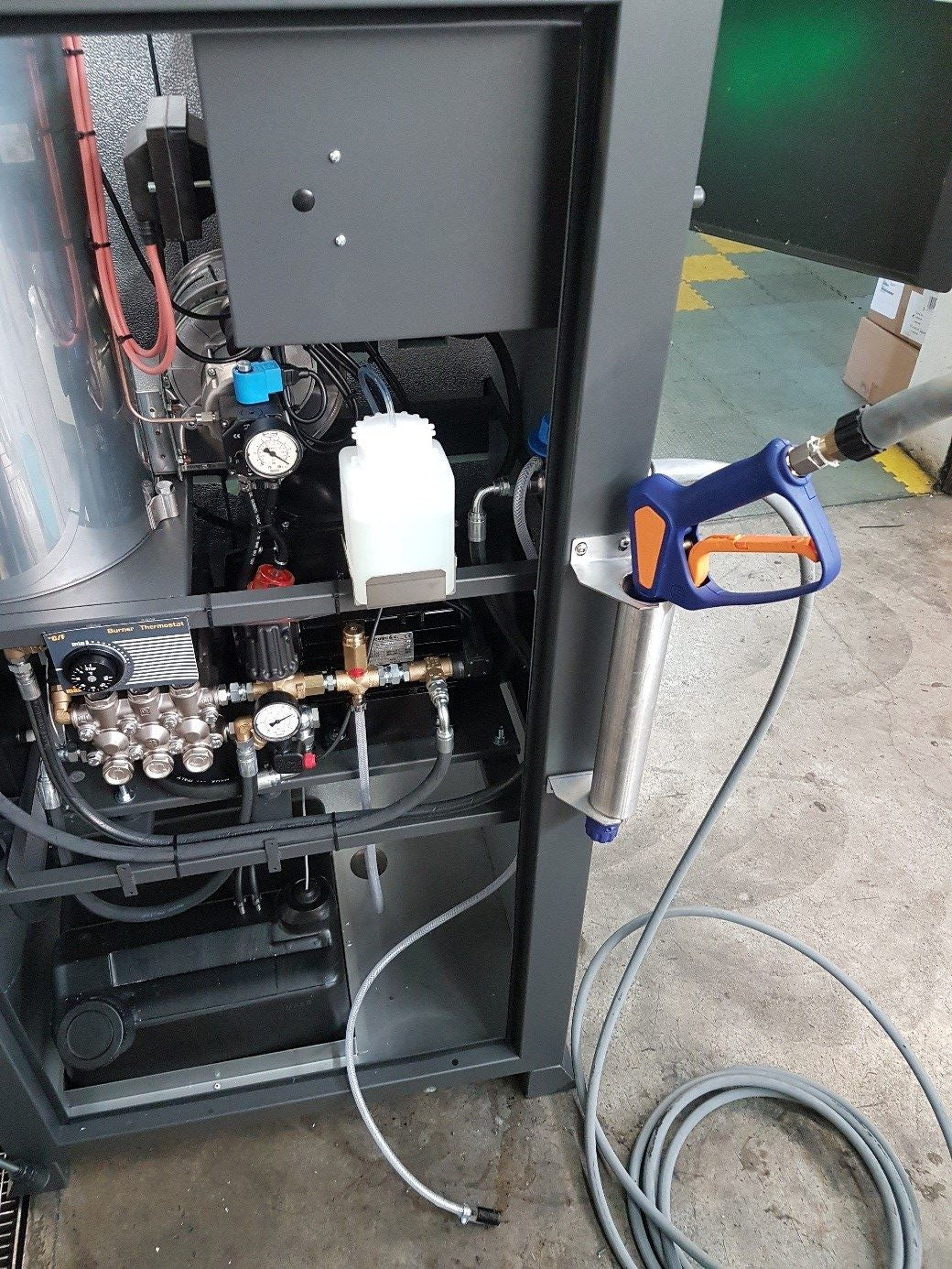 BE 2,900 PSI Hot Water Pressure Washer - 21 L/min | HOT200 21S